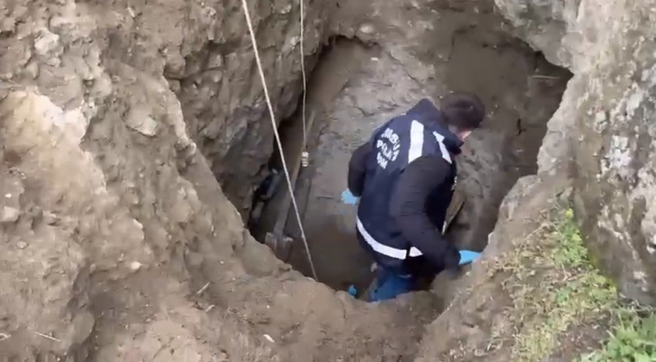 kanalizasyon bahanesiyle 6 metrelik define cukuru kazarken yakalandilar 3 i5a6GgYp