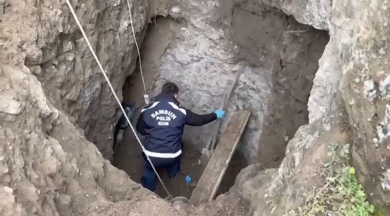kanalizasyon bahanesiyle 6 metrelik define cukuru kazarken yakalandilar 4