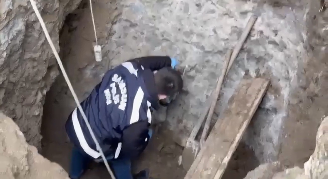 kanalizasyon bahanesiyle 6 metrelik define cukuru kazarken yakalandilar 5