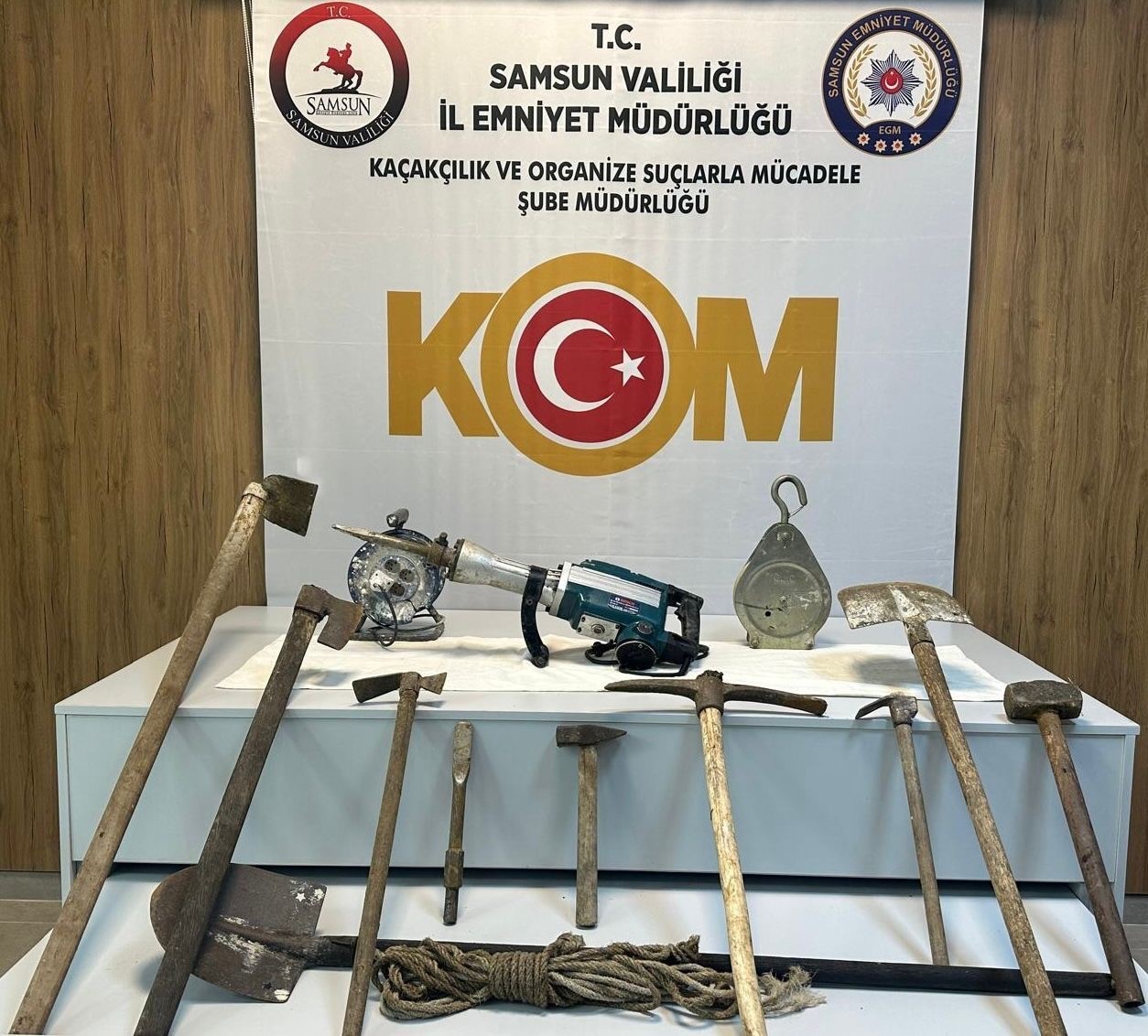 kanalizasyon bahanesiyle 6 metrelik define cukuru kazarken yakalandilar 6 Oym95OJF