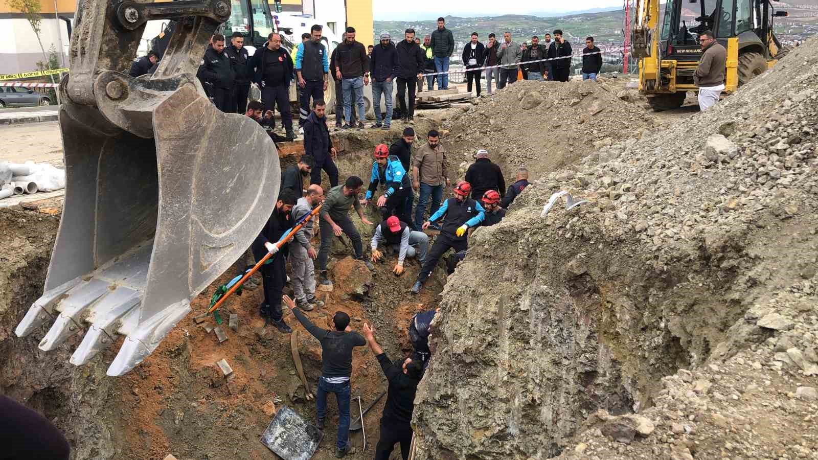 Kanalizasyon çalışması sırasında toprak altında kalan işçi kurtarıldı 5 kanalizasyon calismasi sirasinda toprak altinda kalan isci kurtarildi 1 N225mpdC