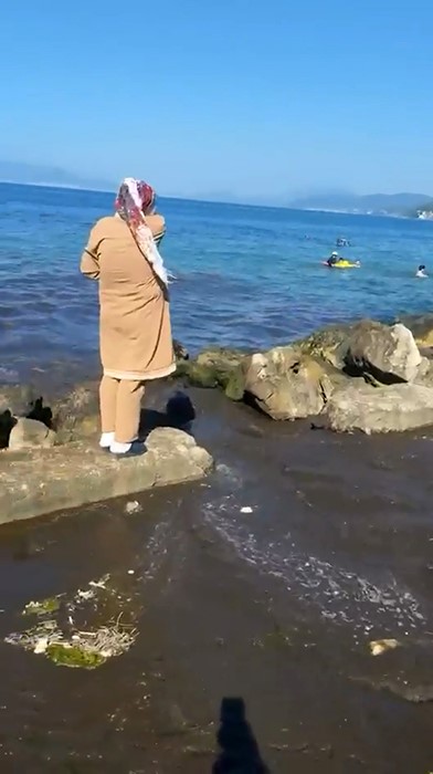 kanalizasyon suyu sahilde vatandaslarin uzerine akti 0 pE3s2NsN