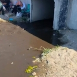 kanalizasyon-suyu-sahilde-vatandaslarin-uzerine-akti-t6uONTUX.jpg