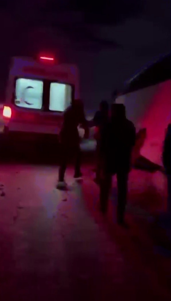 Kangal Termik Santrali işçilerini taşıyan servis kaza yaptı: 6 işçi yaralandı 4 kangal termik santrali iscilerini tasiyan servis kaza yapti 6 isci yaralandi 0 eqhGlibp