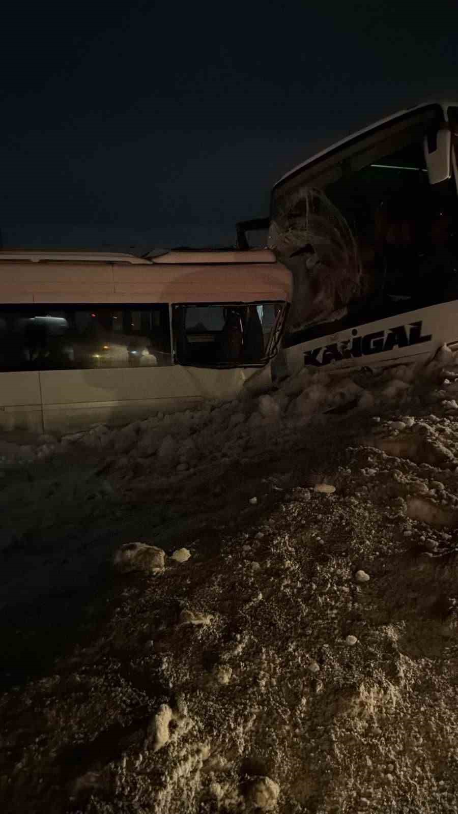 Kangal Termik Santrali işçilerini taşıyan servis kaza yaptı: 6 işçi yaralandı 5 kangal termik santrali iscilerini tasiyan servis kaza yapti 6 isci yaralandi 1 6km5zHXe