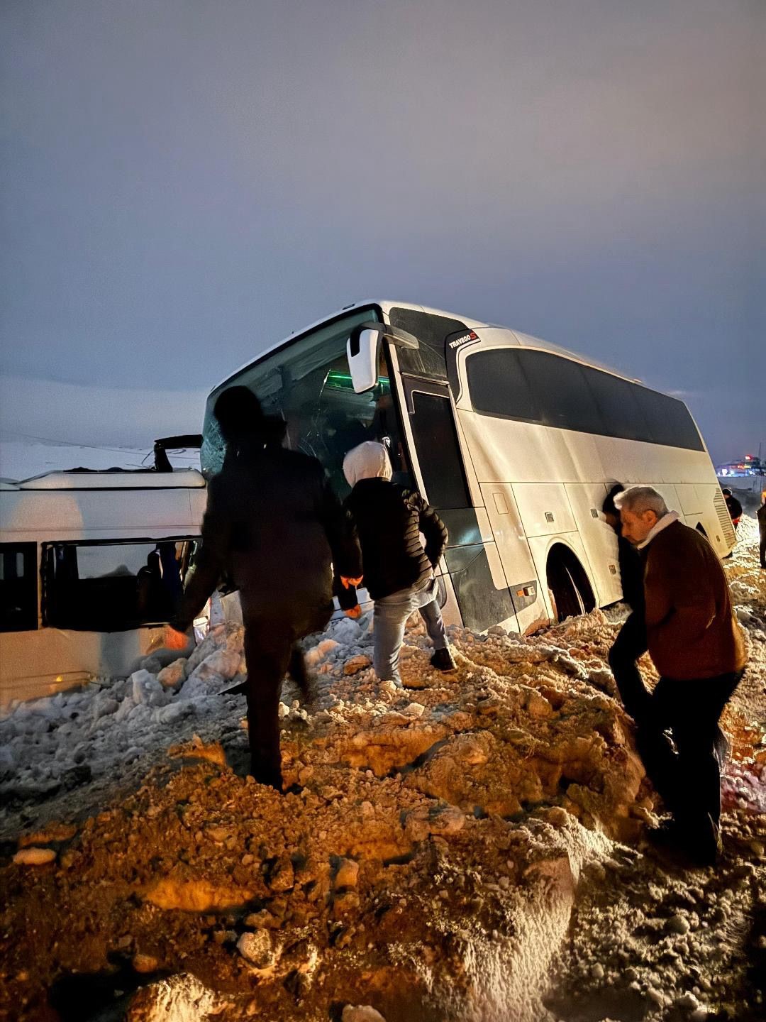 Kangal Termik Santrali işçilerini taşıyan servis kaza yaptı: 6 işçi yaralandı 7 kangal termik santrali iscilerini tasiyan servis kaza yapti 6 isci yaralandi 3