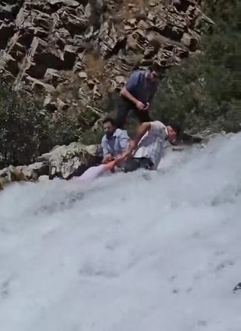 kanispi selalesinde korku dolu anlar akintinin ortasinda kalan cocuk son anda kurtarildi 0 z83uqWk2