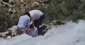 kanispi-selalesinde-korku-dolu-anlar-akintinin-ortasinda-kalan-cocuk-son-anda-kurtarildi-PYfKzLTa.jpg