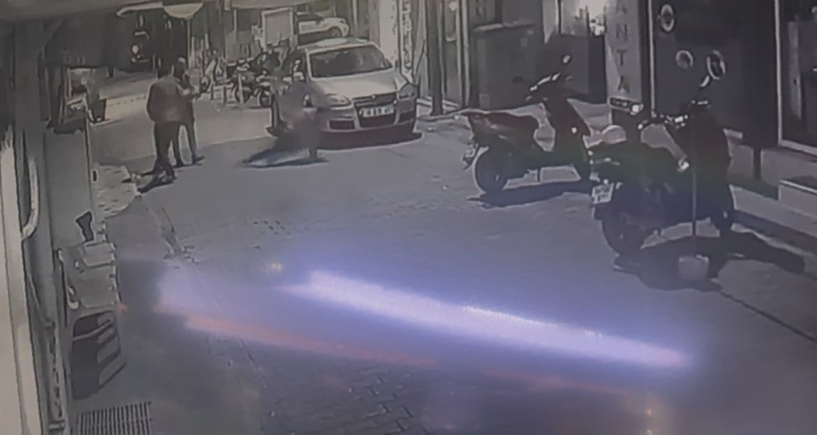 Kanlı hesaplaşma kameraya böyle yansıdı... Peş peşe ateş açtı, soğukkanlı tavırları dikkat çekti 4 kanli hesaplasma kameraya boyle yansidi pes pese ates acti sogukkanli tavirlari dikkat cekti 0 1BSq9e82