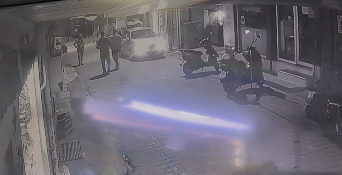 Kanlı hesaplaşma kameraya böyle yansıdı... Peş peşe ateş açtı, soğukkanlı tavırları dikkat çekti 5 kanli hesaplasma kameraya boyle yansidi pes pese ates acti sogukkanli tavirlari dikkat cekti 1 kjn7dPm8