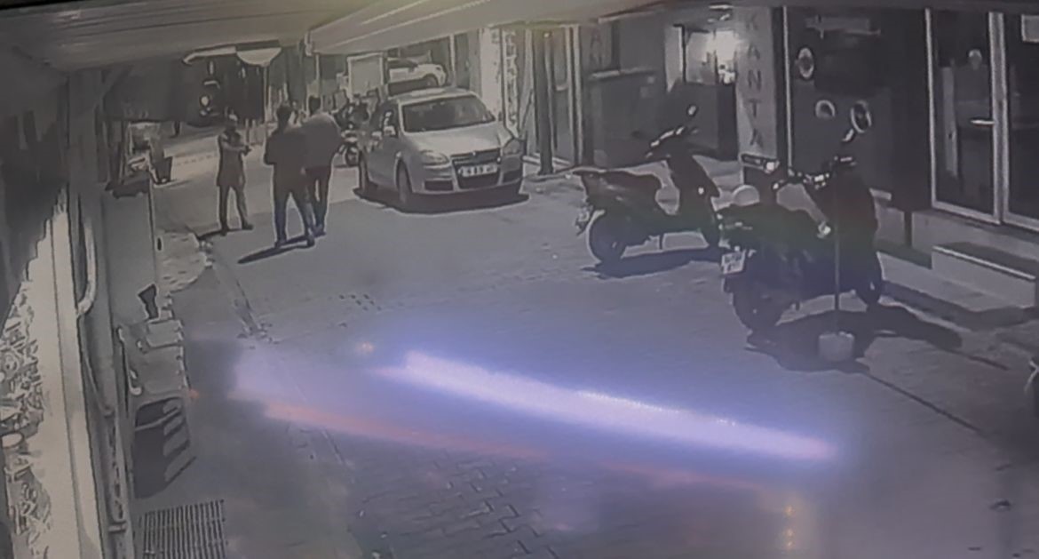 Kanlı hesaplaşma kameraya böyle yansıdı... Peş peşe ateş açtı, soğukkanlı tavırları dikkat çekti 6 kanli hesaplasma kameraya boyle yansidi pes pese ates acti sogukkanli tavirlari dikkat cekti 2 XiXjWCt3