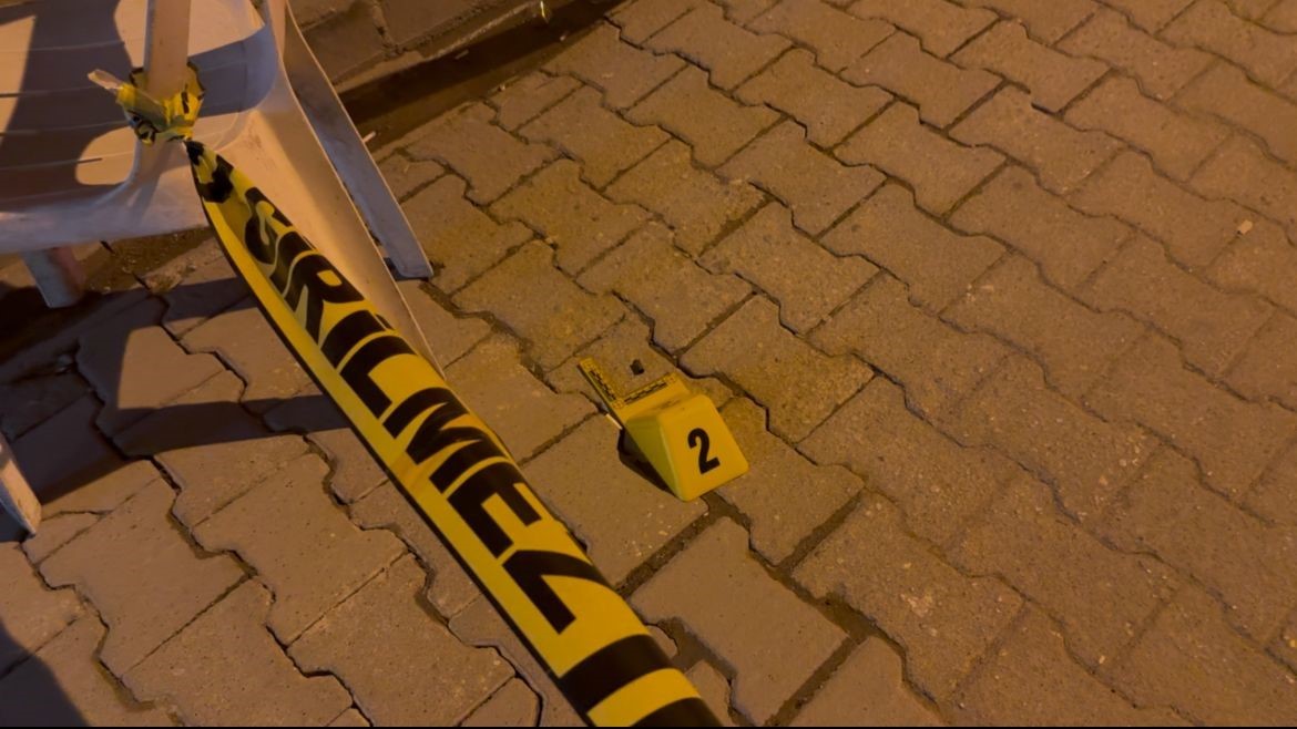 Kanlı hesaplaşma kameraya böyle yansıdı... Peş peşe ateş açtı, soğukkanlı tavırları dikkat çekti 7 kanli hesaplasma kameraya boyle yansidi pes pese ates acti sogukkanli tavirlari dikkat cekti 3 BW9S9QXq
