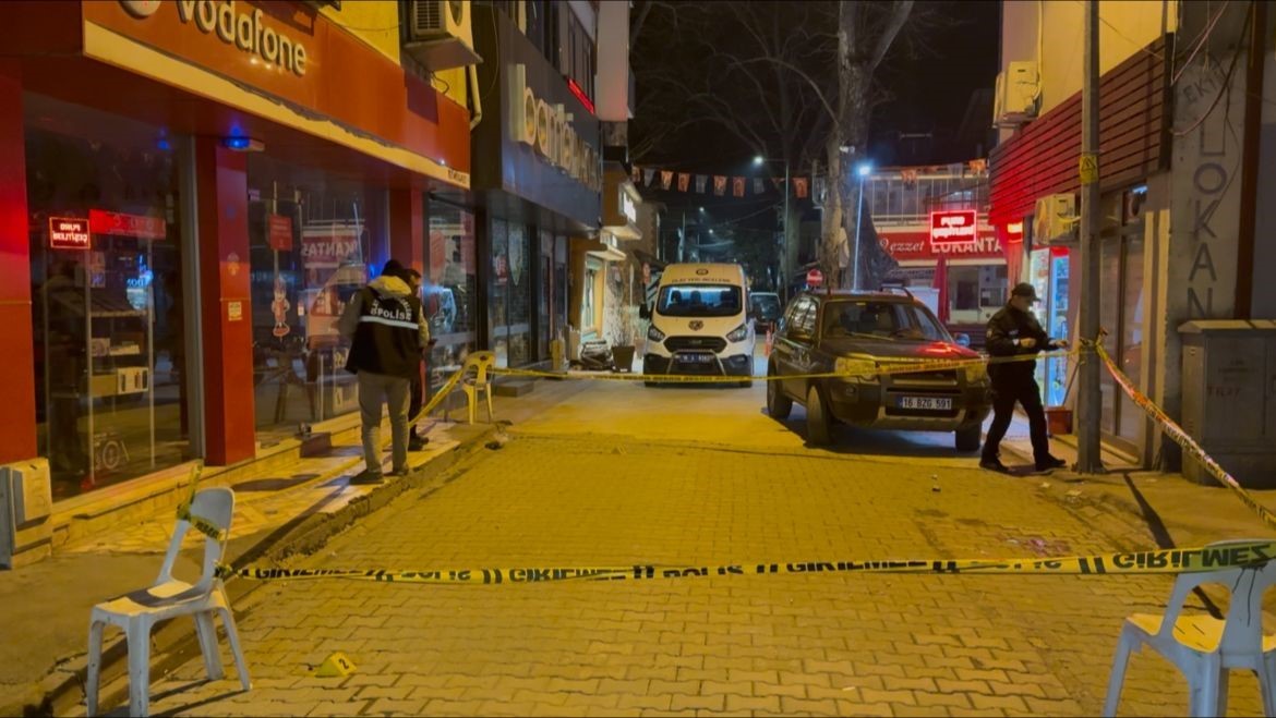 Kanlı hesaplaşma kameraya böyle yansıdı... Peş peşe ateş açtı, soğukkanlı tavırları dikkat çekti 8 kanli hesaplasma kameraya boyle yansidi pes pese ates acti sogukkanli tavirlari dikkat cekti 4 vt4ZDUYc