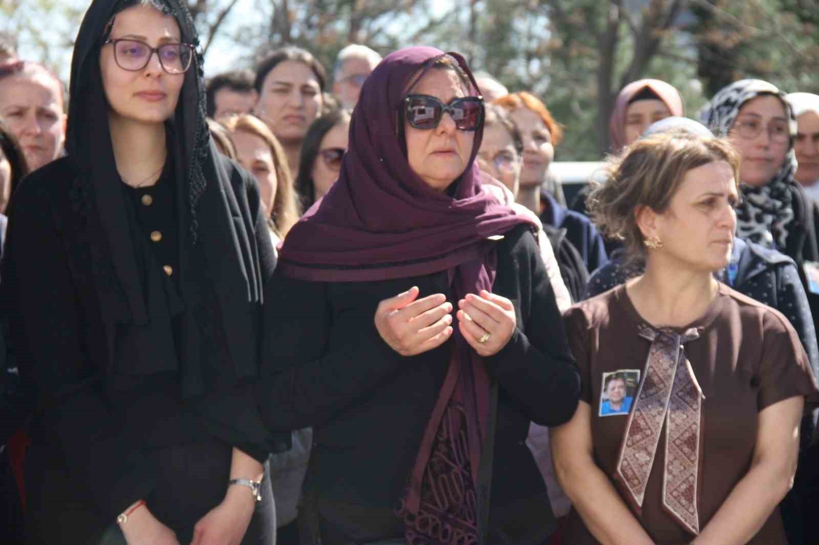 Kanser nedeniyle hayatını kaybeden çocuk doktoru için hastanede tören düzenlendi 4 kanser nedeniyle hayatini kaybeden cocuk doktoru icin hastanede toren duzenlendi 0 J1NGEkqa