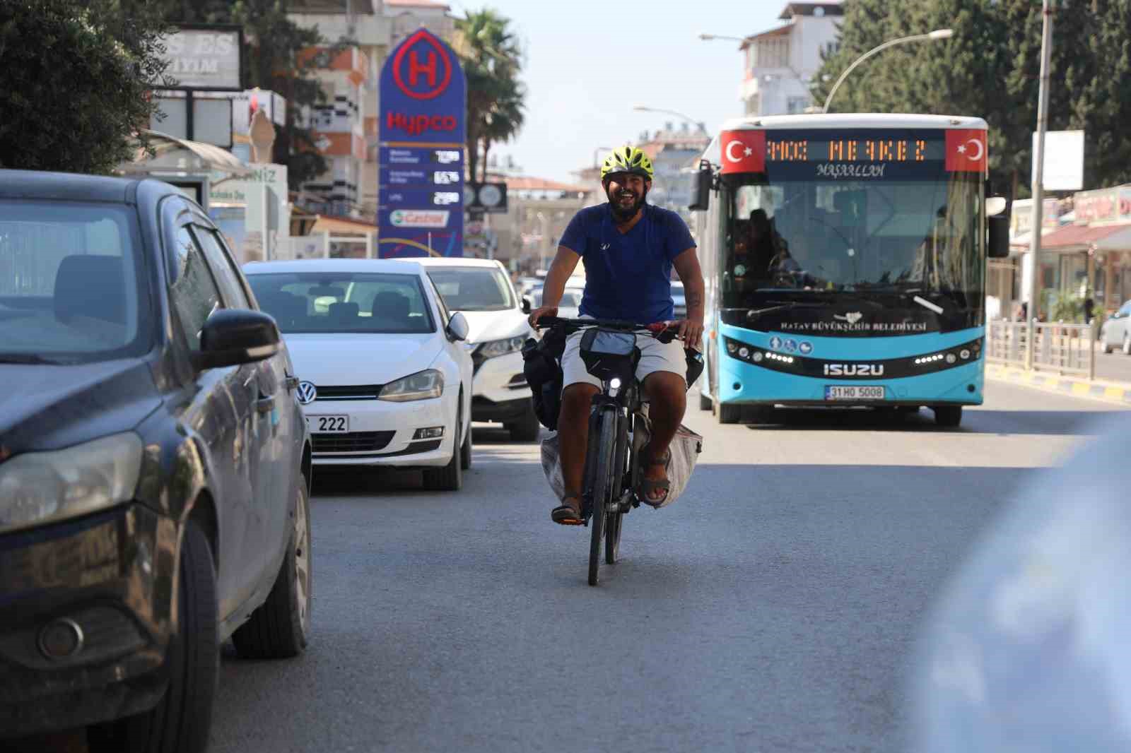 Kanserden kaybettiği annesinin umre hayalini gerçekleştirmek için yürüyerek çıktığı yola bisikletiyle devam ediyor 4 kanserden kaybettigi annesinin umre hayalini gerceklestirmek icin yuruyerek ciktigi yola bisikletiyle devam ediyor 0 W7RwAbAe