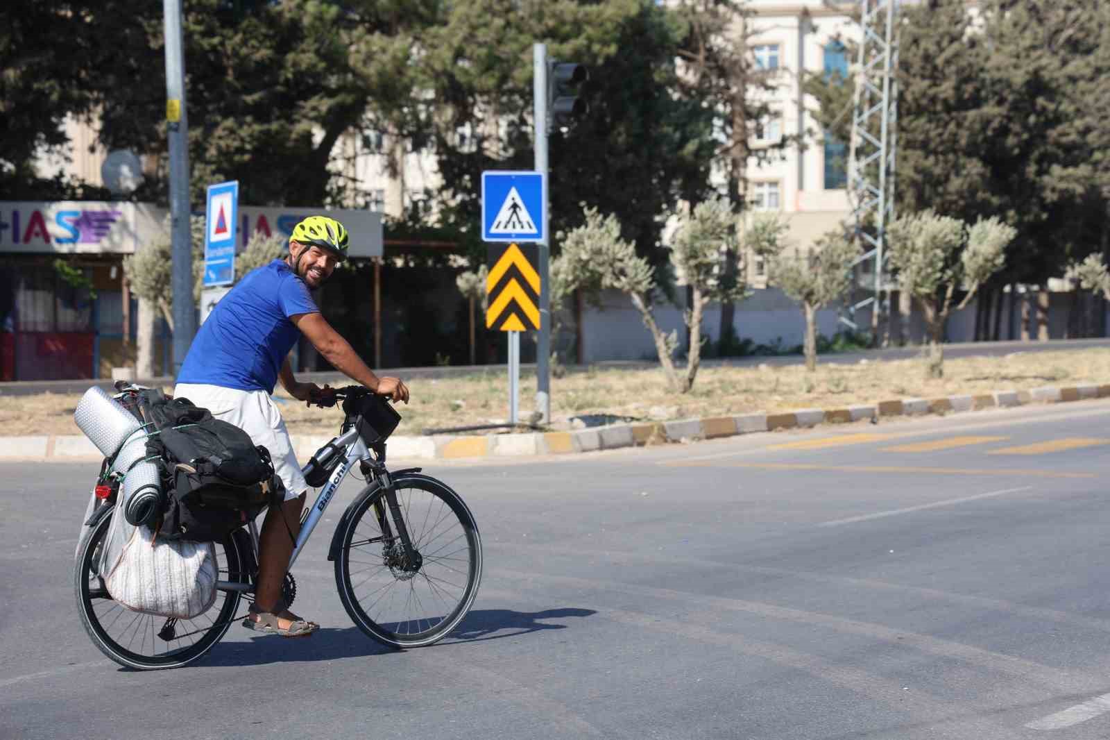 Kanserden kaybettiği annesinin umre hayalini gerçekleştirmek için yürüyerek çıktığı yola bisikletiyle devam ediyor 5 kanserden kaybettigi annesinin umre hayalini gerceklestirmek icin yuruyerek ciktigi yola bisikletiyle devam ediyor 1 Hq6DhnsB