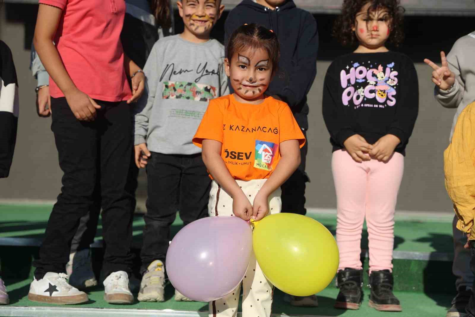 kansere karsi savasini kazanan ceylinin zaferi gokyuzune birakilan balonlarla kutlandi 3 tCZARr9l