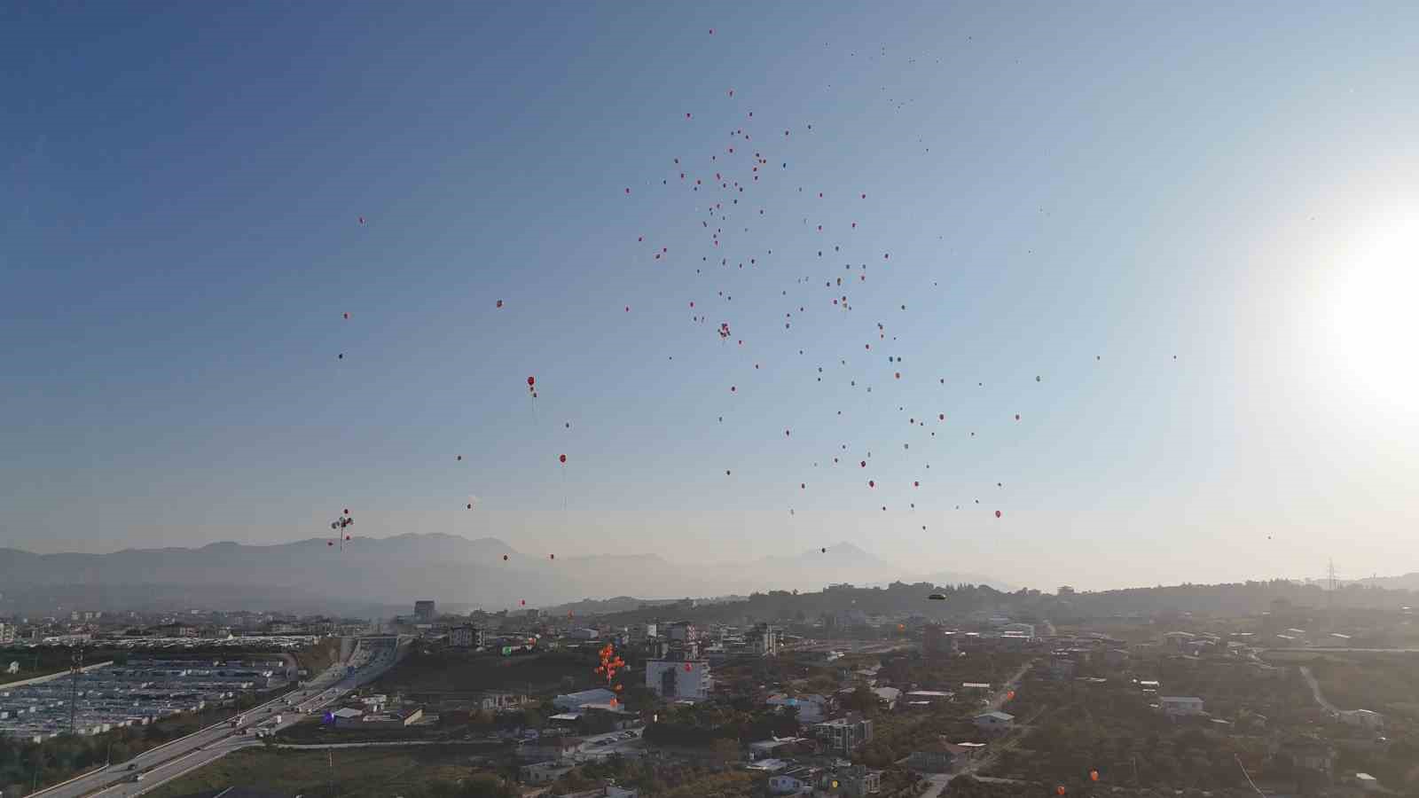 kansere karsi savasini kazanan ceylinin zaferi gokyuzune birakilan balonlarla kutlandi 5 R4XhWPOK