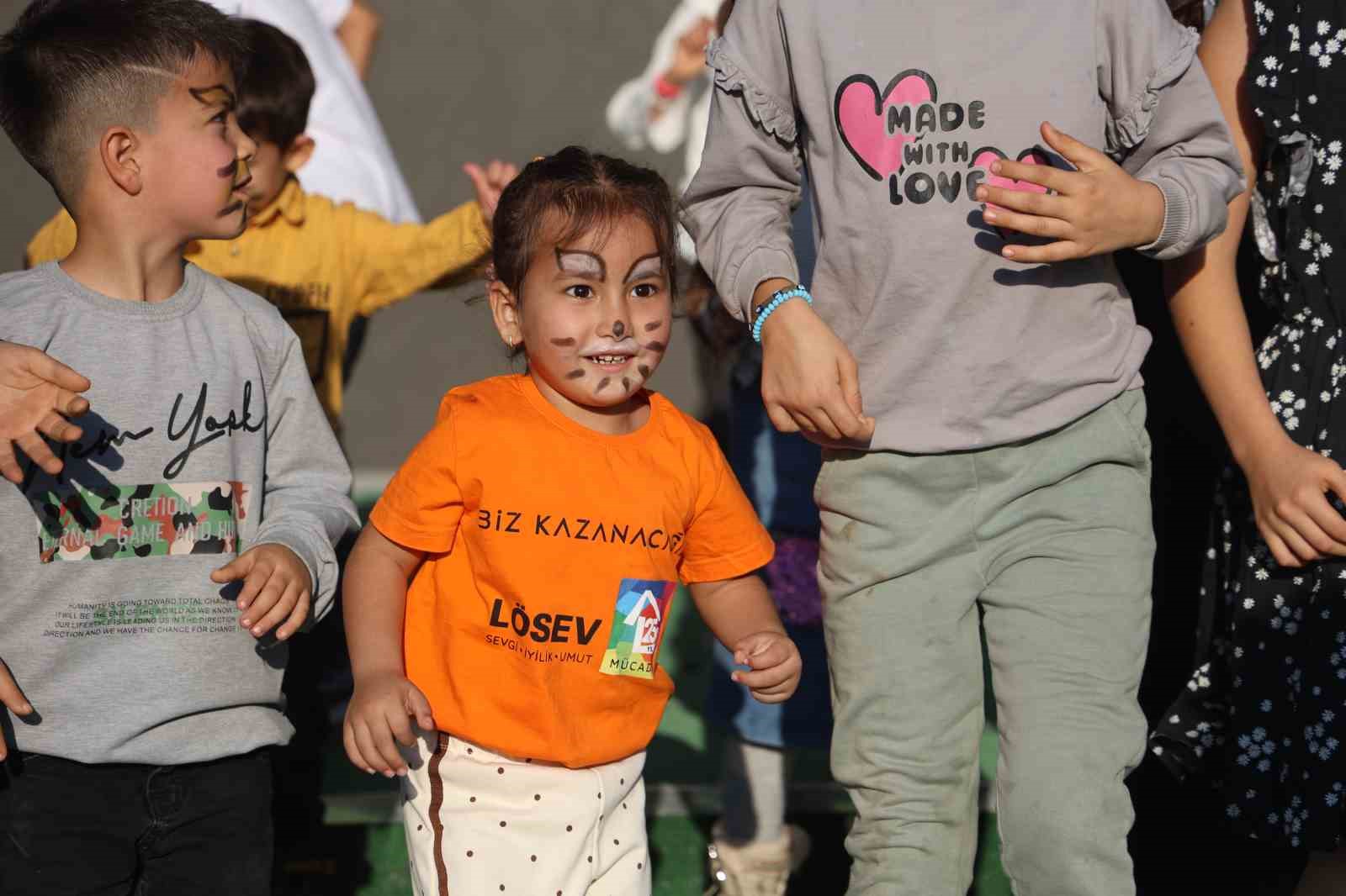 kansere karsi savasini kazanan ceylinin zaferi gokyuzune birakilan balonlarla kutlandi 7 hSENp4eH