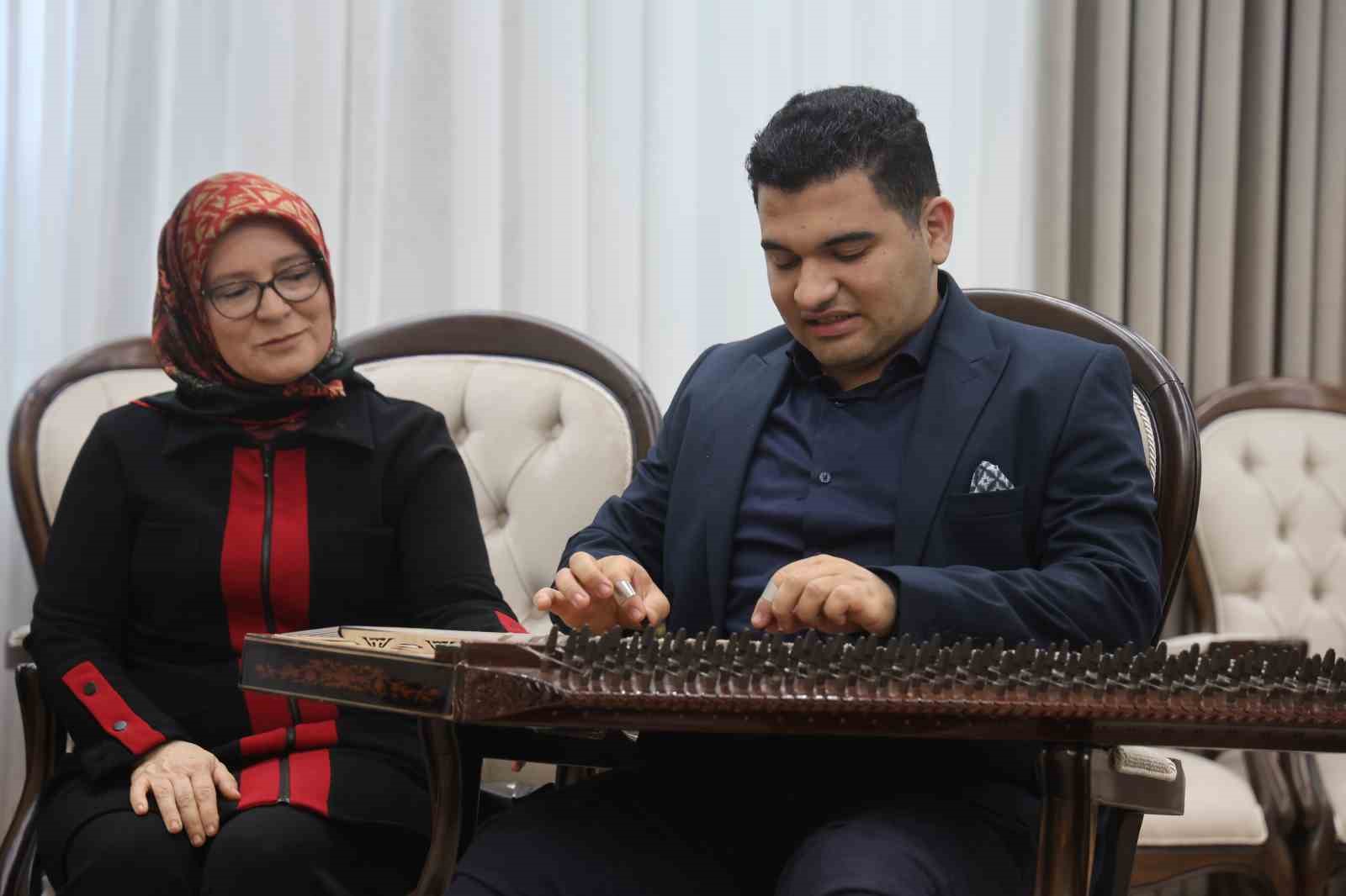 kanunu ve essiz ses yetenegiyle kulaklarin pasini silen otizmli ertugruldan valiyi mest eden mini 7nQZqTiw