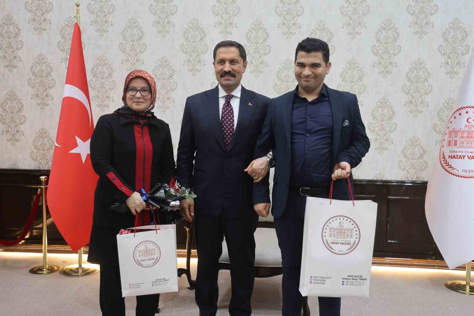 kanunu ve essiz ses yetenegiyle kulaklarin pasini silen otizmli ertugruldan valiyi mest eden mini cfQ5KAbz