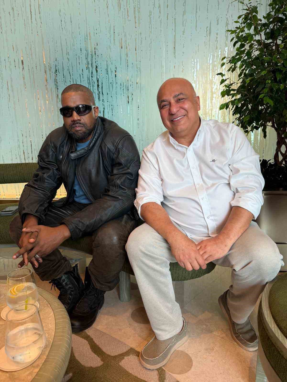 kanye west istanbulda 0 F3P2AwsD