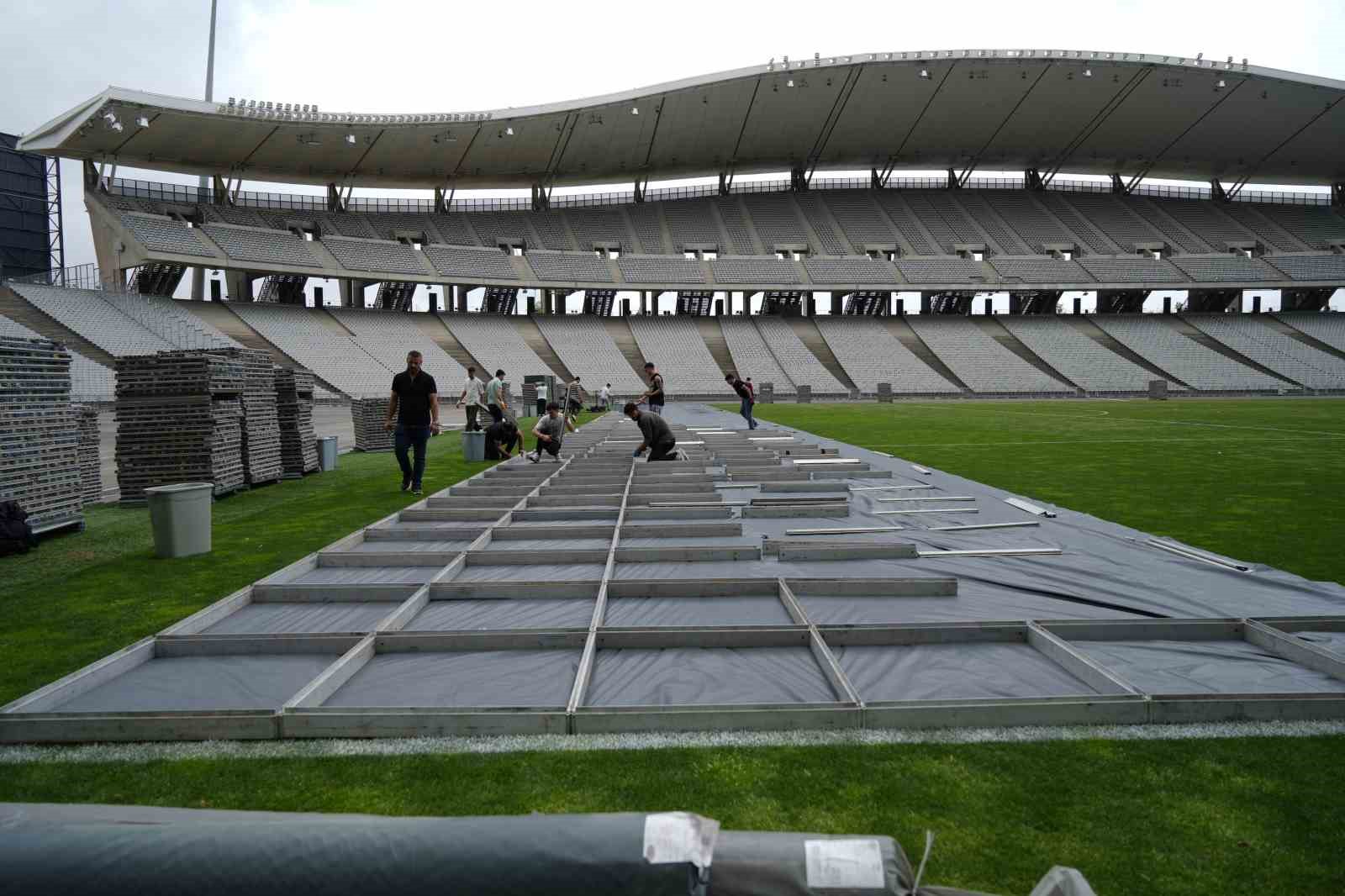 Kanye West’in İstanbul’daki 100 bin kişilik konserine "Travis Scott" sürprizi 4 kanye westin istanbuldaki 100 bin kisilik konserine travis scott surprizi 0 BD9hvZhP