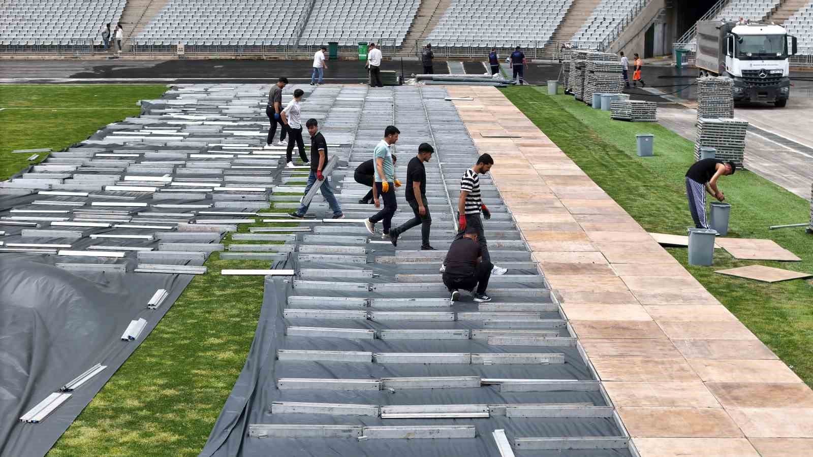 Kanye West’in İstanbul’daki 100 bin kişilik konserine "Travis Scott" sürprizi 12 kanye westin istanbuldaki 100 bin kisilik konserine travis scott surprizi 8 MH6m76mR