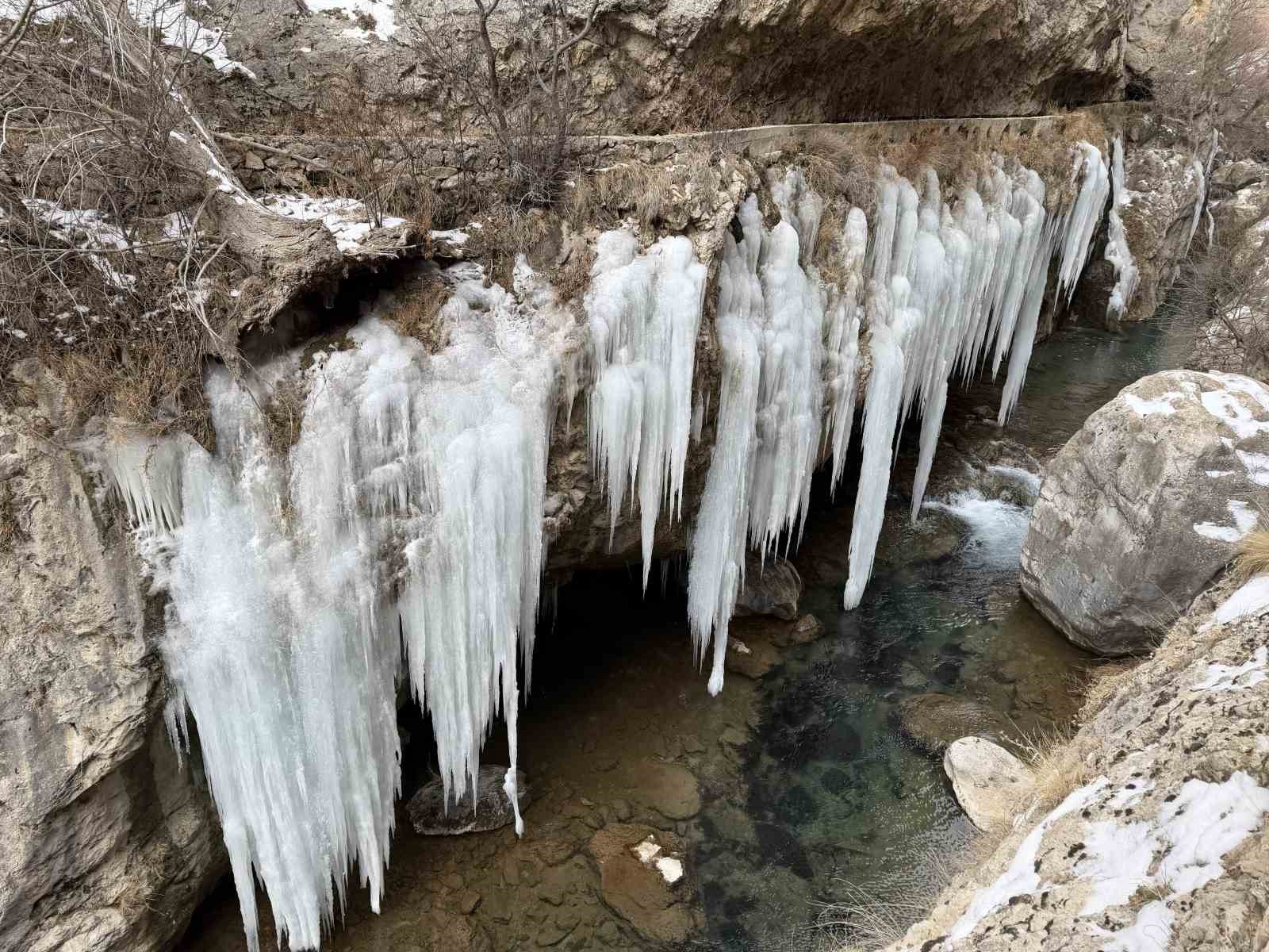 kanyonda olusan devasa buz sarkitlarinin boyu 5 metreyi asti 1 XbawCfHO