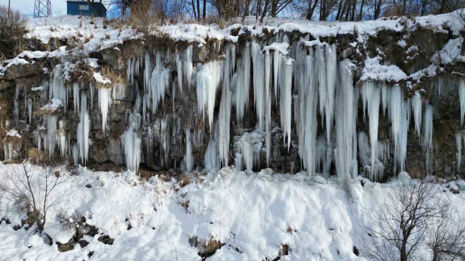 kanyonda olusan metrelerce boydaki buz sarkitlari gorsel solen sunuyor 1 N1p9htN9