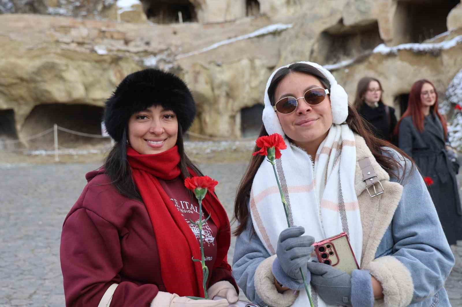 kapadokyada kadin turistlere cicekli 8 mart surprizi 1