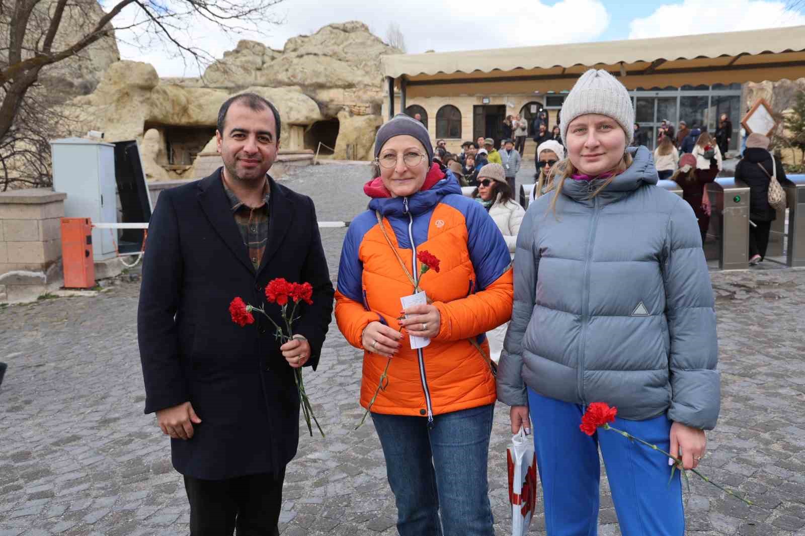 kapadokyada kadin turistlere cicekli 8 mart surprizi 2 JuELY7uw