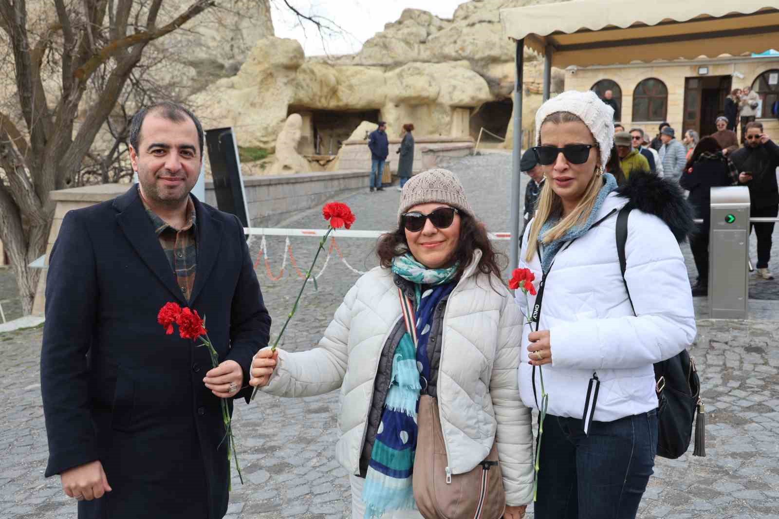kapadokyada kadin turistlere cicekli 8 mart surprizi 3 aN6IHDWD