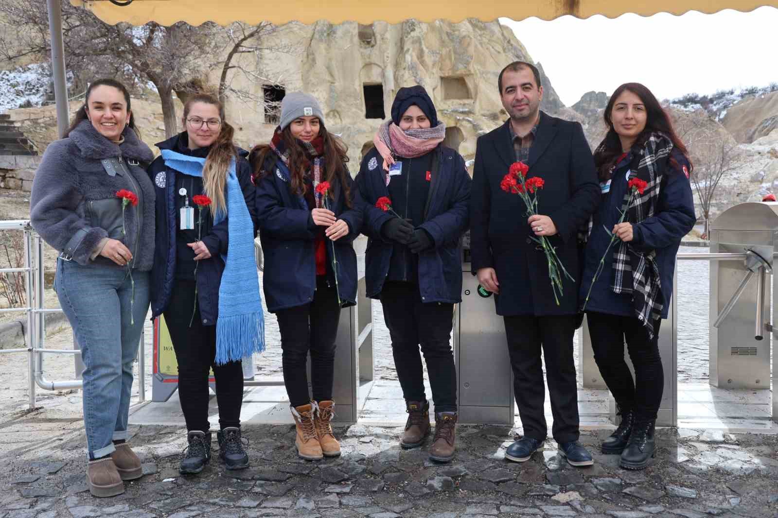 kapadokyada kadin turistlere cicekli 8 mart surprizi 4 41eWdBjj