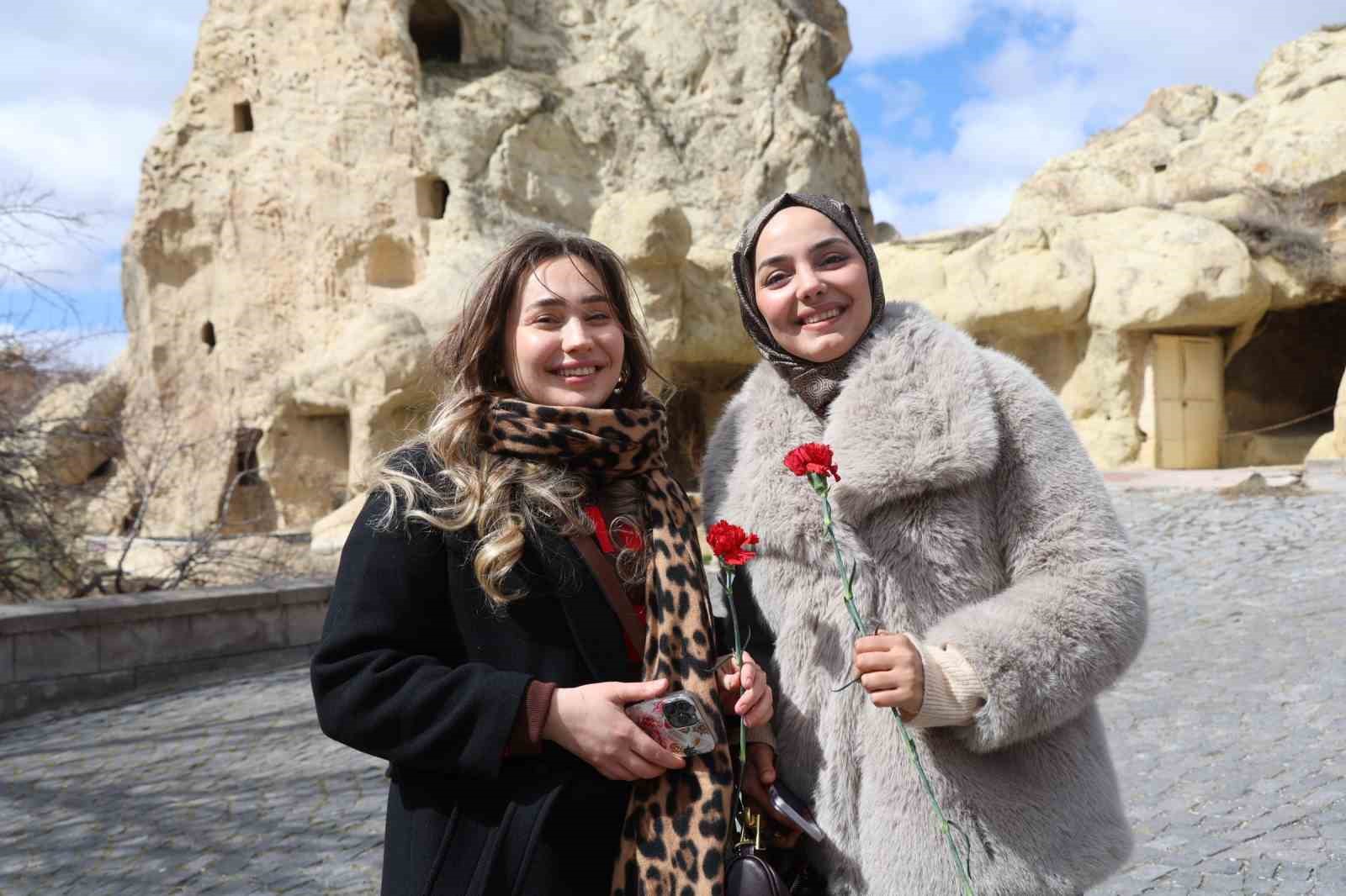 kapadokyada kadin turistlere cicekli 8 mart surprizi 5 4wvJQhKI