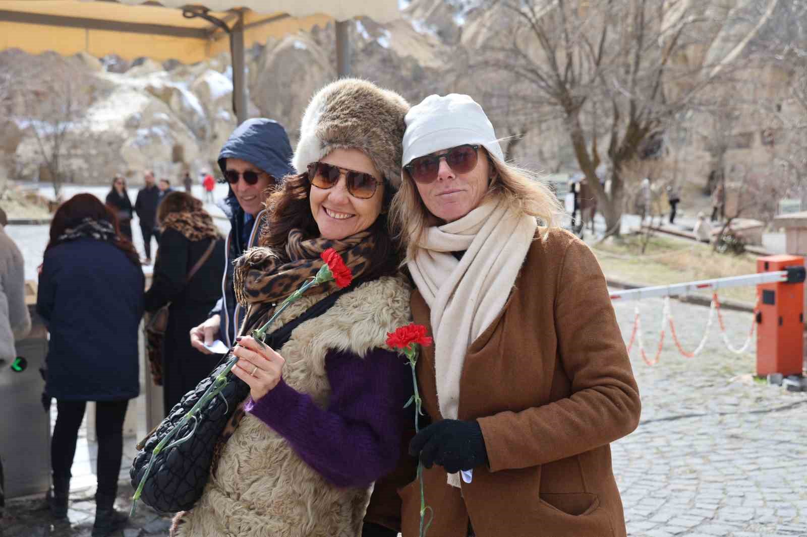 kapadokyada kadin turistlere cicekli 8 mart surprizi 6 D9WaFkVk