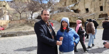 kapadokyada-kadin-turistlere-cicekli-8-mart-surprizi-W3Nbnppu.jpg