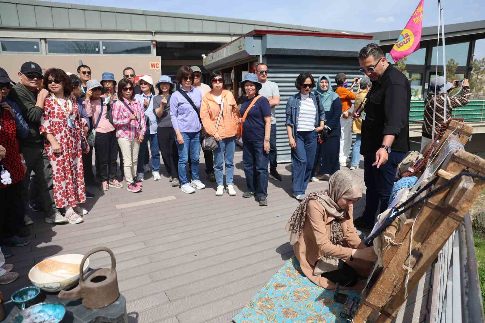 kapadokyada turistler hali dokuyup canak yapti 1 OFhrPql5