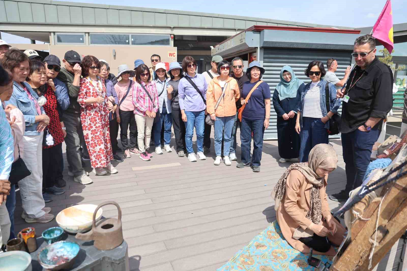 kapadokyada turistler hali dokuyup canak yapti 2 I7U4Zg2b
