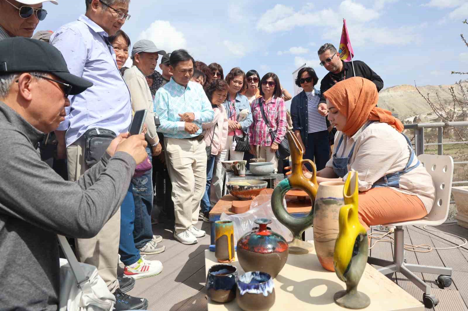 kapadokyada turistler hali dokuyup canak yapti 3 rWVTE2tw