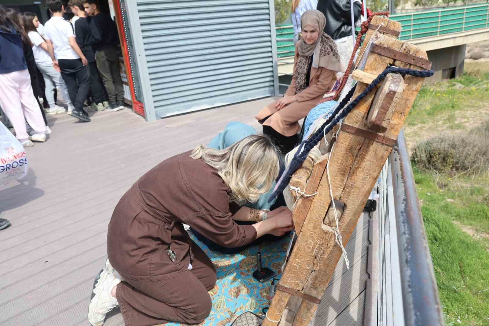 kapadokyada turistler hali dokuyup canak yapti 4 3e1deb1w