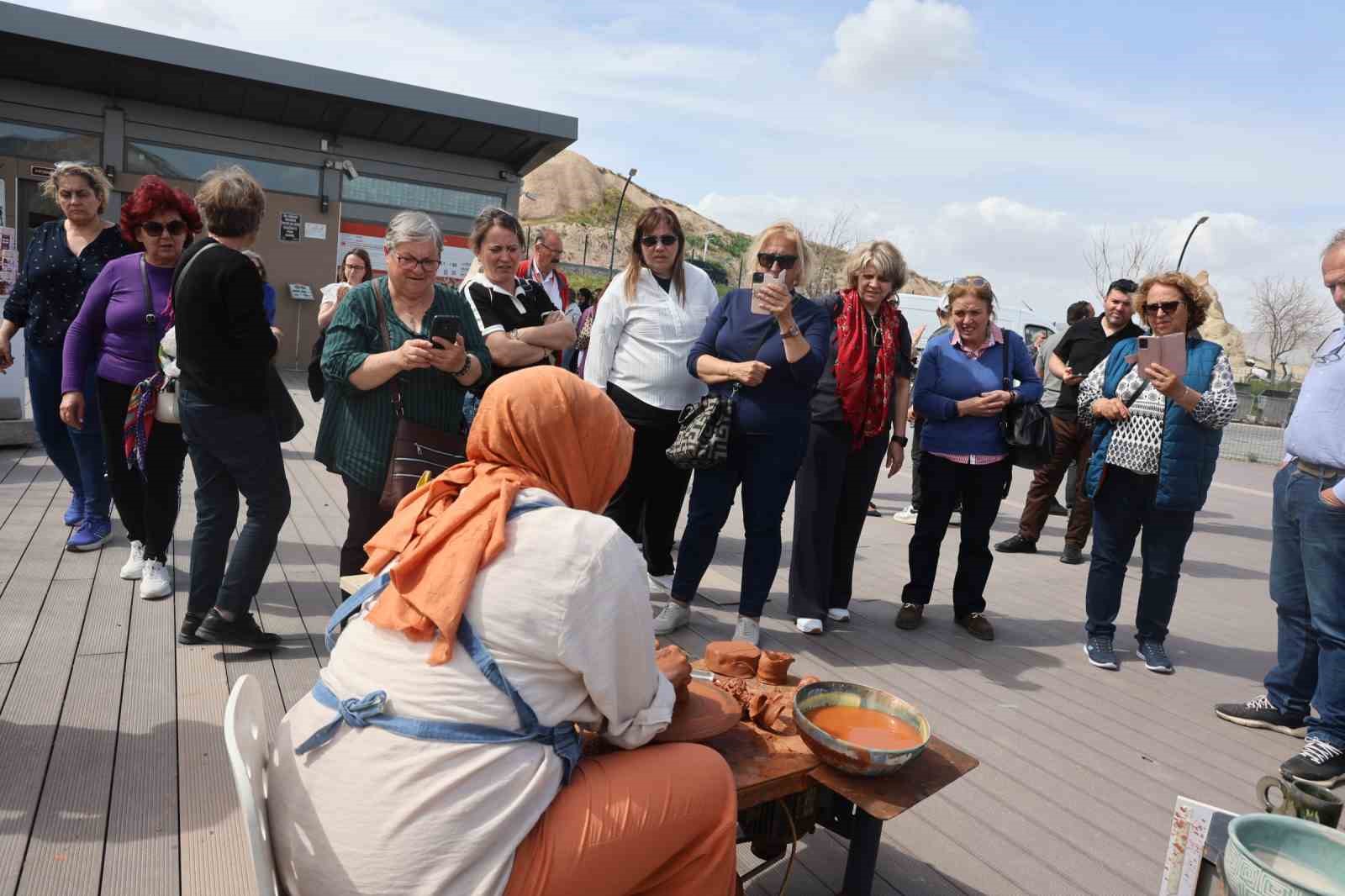 kapadokyada turistler hali dokuyup canak yapti 5 qYsgXhhr