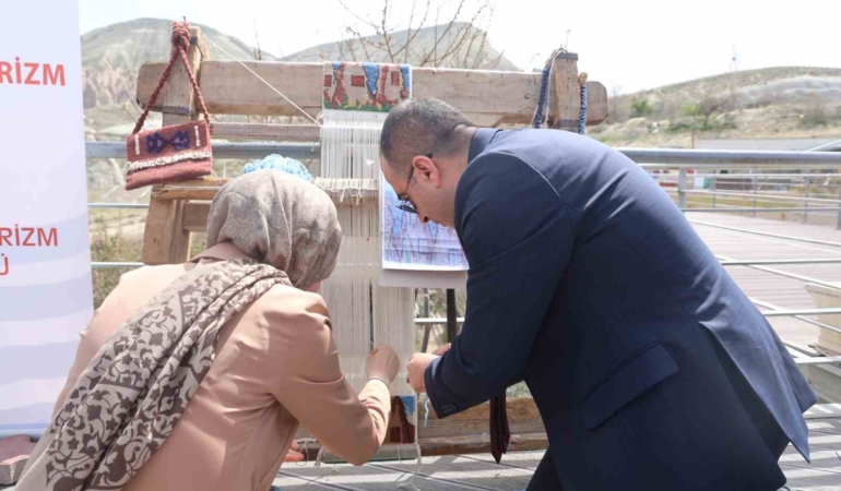 kapadokyada-turistler-hali-dokuyup-canak-yapti-piv6VHYR.jpg