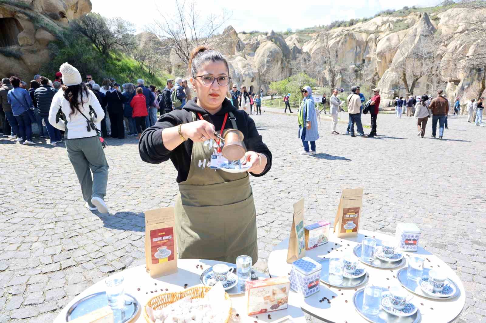 kapadokyada turistlere turk kahvesi ve lokum ikrami 0 MWZnGcP1