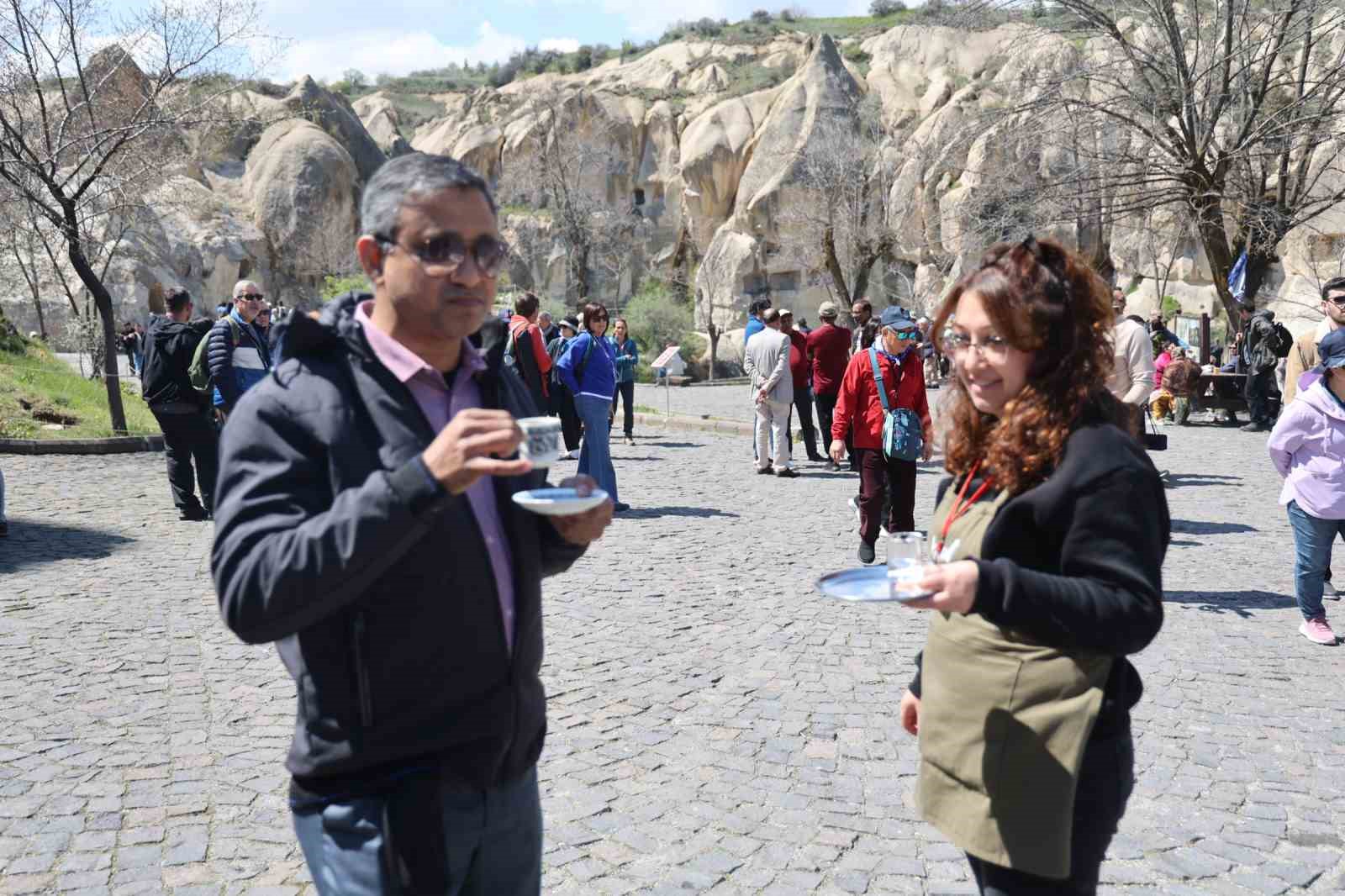 kapadokyada turistlere turk kahvesi ve lokum ikrami 1 RQQTtJZI