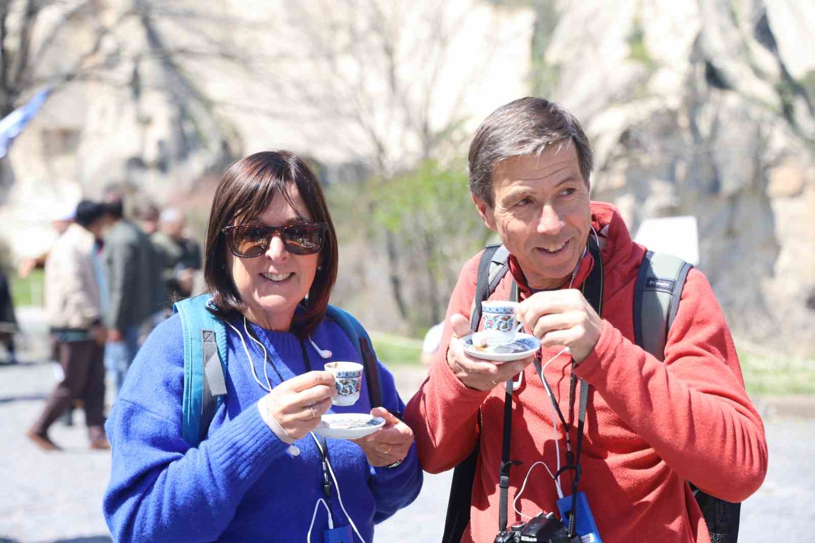 kapadokyada turistlere turk kahvesi ve lokum ikrami 2 gXXzubnk