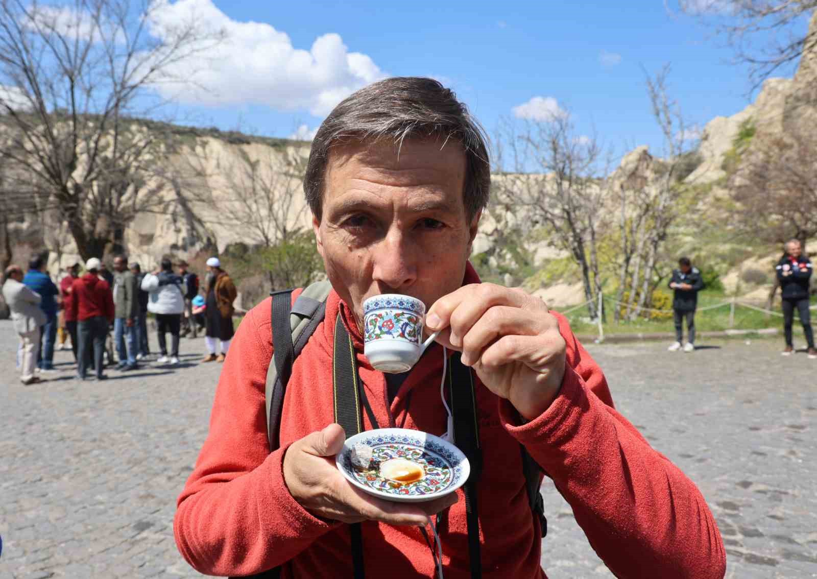 kapadokyada turistlere turk kahvesi ve lokum ikrami 3 skM68Ri1