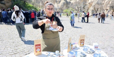 kapadokyada-turistlere-turk-kahvesi-ve-lokum-ikrami-G3eRVwIN.jpg