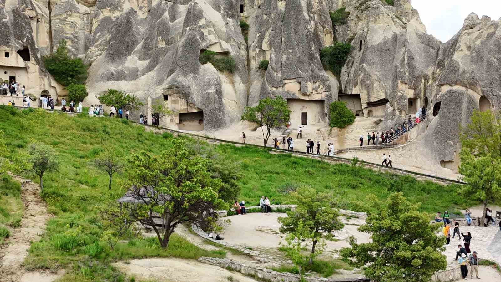 Kapadokya’nın rengi değişti: Yağmurlar peri bacalarını yeşile bürüdü 4 kapadokyanin rengi degisti yagmurlar peri bacalarini yesile burudu 0 JI4HM8qi