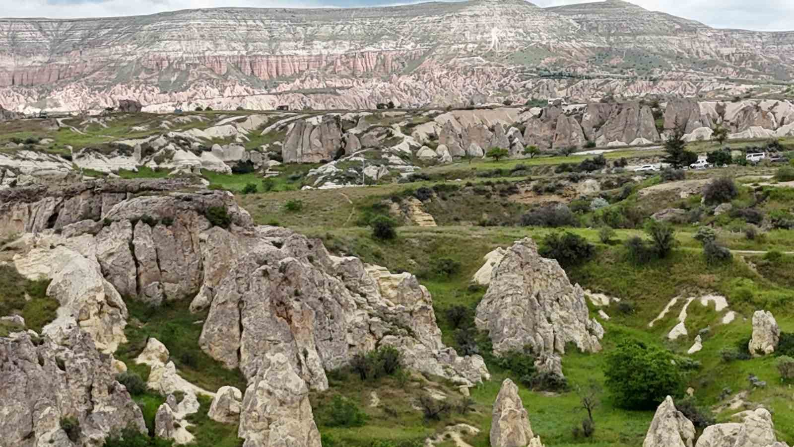 Kapadokya’nın rengi değişti: Yağmurlar peri bacalarını yeşile bürüdü 5 kapadokyanin rengi degisti yagmurlar peri bacalarini yesile burudu 1 EBZDRmyb